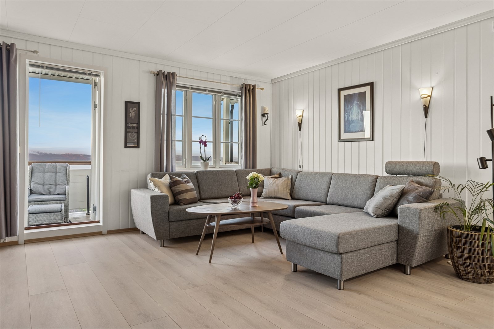 Velkommen til Grim Saxeviks veg 48. Lys og romslig stue med store vinduer som gir godt med lysinnslipp. Galleribilde