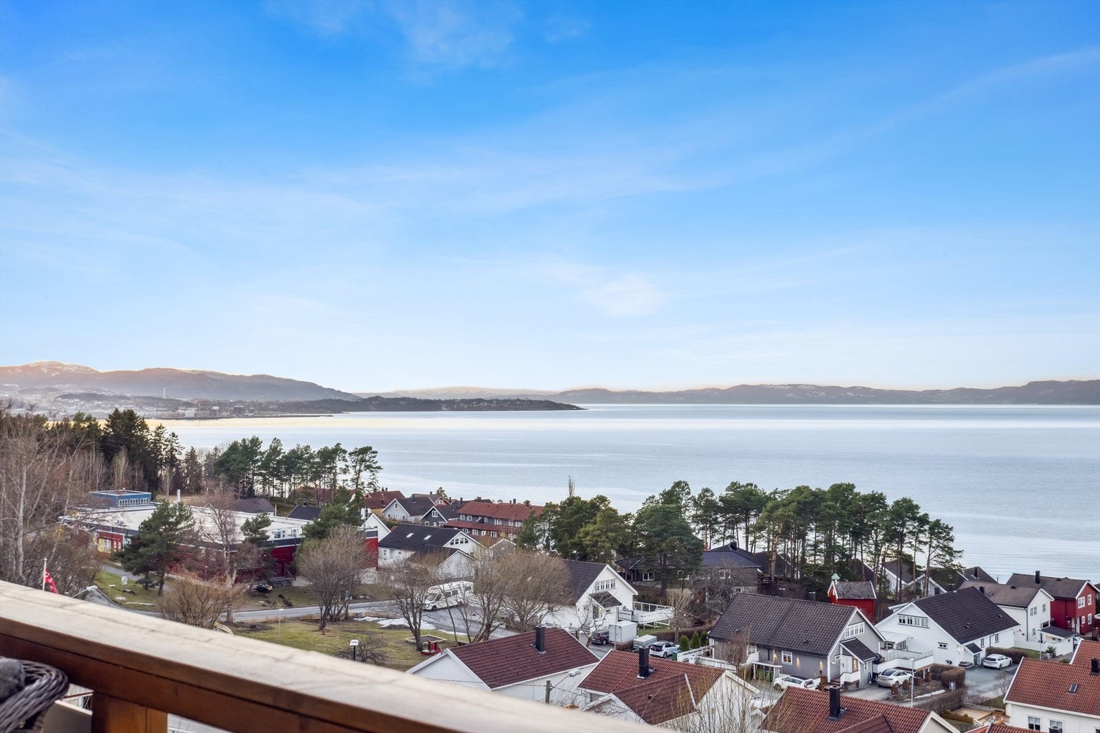 Balkongen har meget gode sol- og utsiktforhold, her kan man nyte en helt fantastisk utsikt over Trondheimsfjorden! Galleribilde