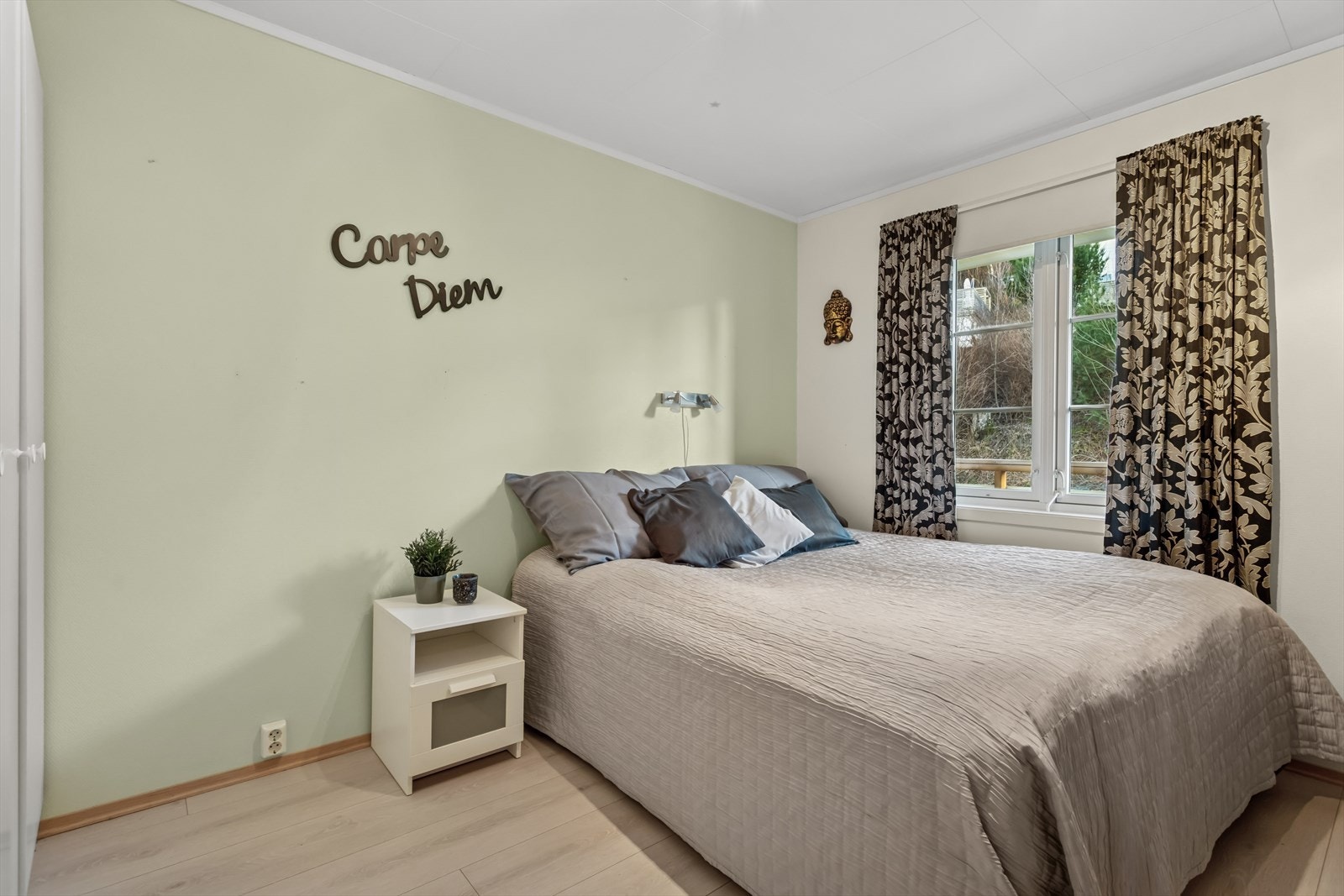 Leiligheten har 2 romslige soverom - Begge vender ut mot et stille og rolig område. Galleribilde