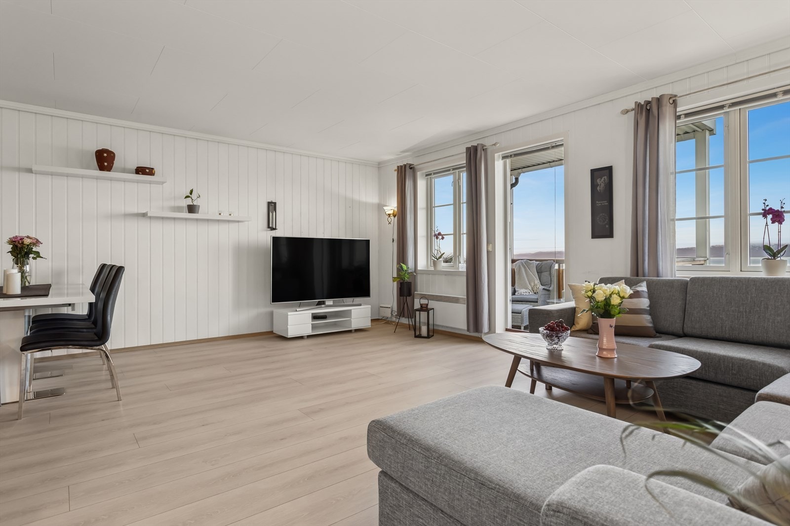 God plass til sofagruppe og tv-møblement. Galleribilde