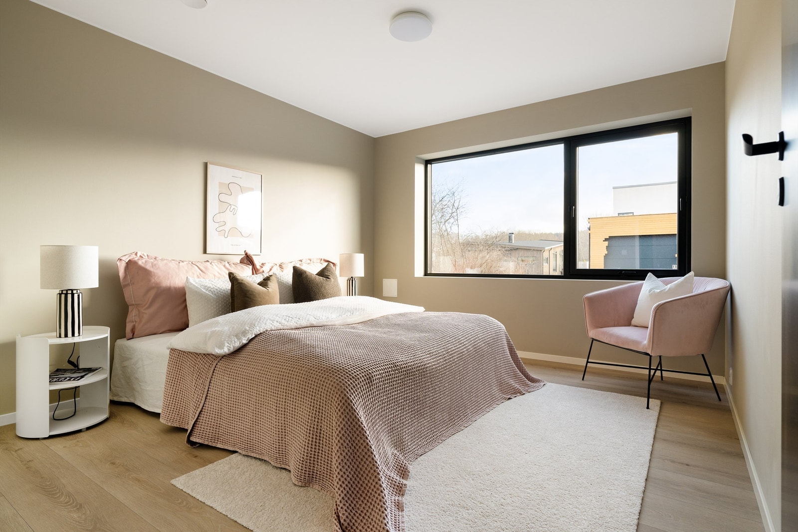 Boligens største soverom på ca. 13 kvm byr på god plass til både dobbeltseng og nattbord, samt praktiske oppbevaringsmuligheter. Galleribilde