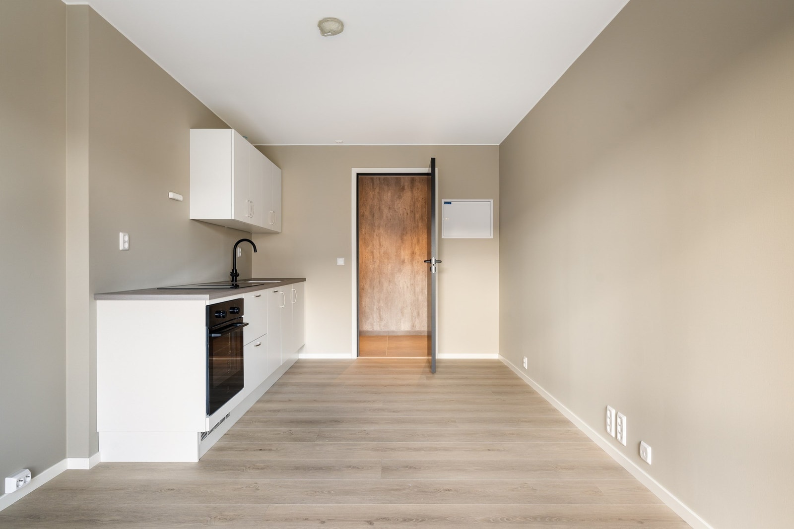 Hybelleiligheten har et enkelt kjøkken med gode møbleringsmuligheter. Galleribilde