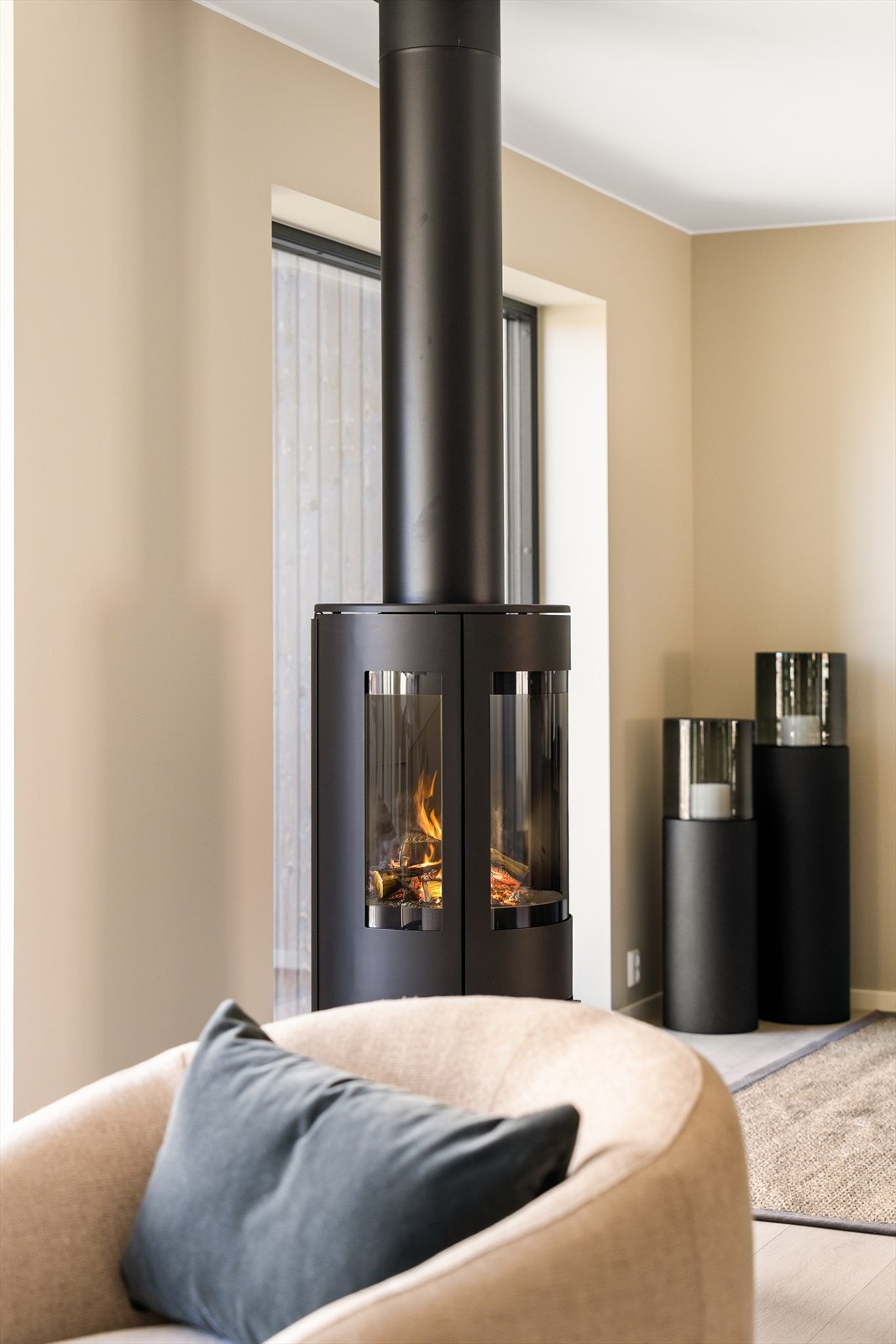 Stuen har en moderne peis som skaper varme og hygge. Galleribilde