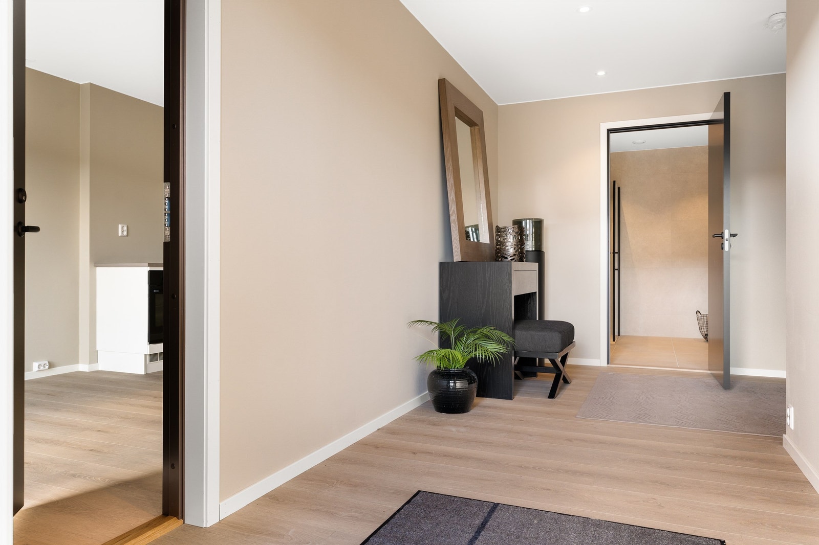 Fra inngangen ser vi utleiedelen til venstre og bad rett frem. Galleribilde