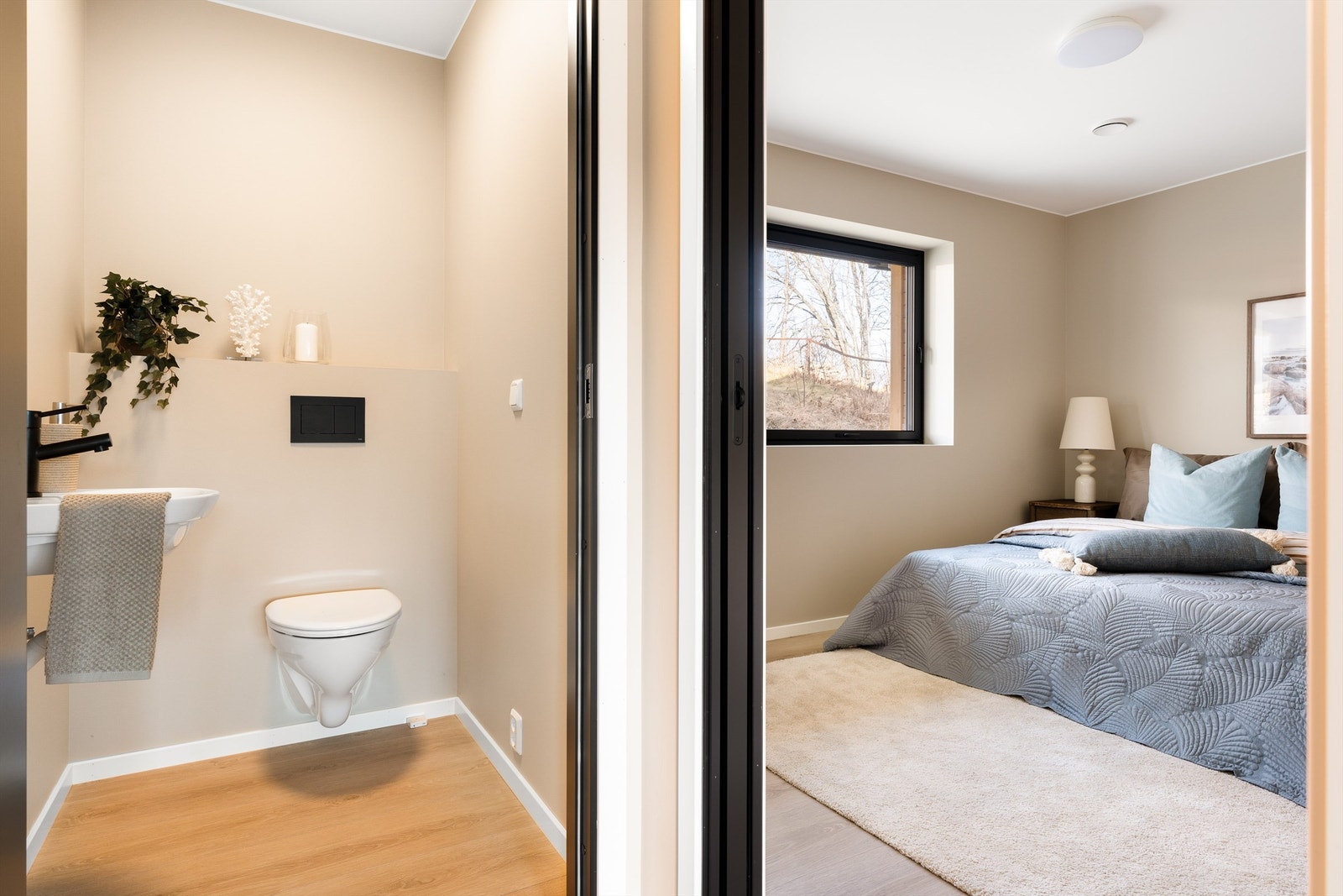 Toalettrom i tilknytting til soverom i hovedetasjen. Galleribilde