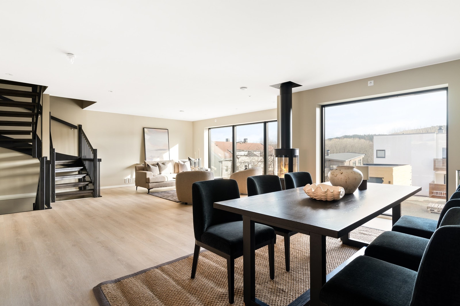 Opp til hovedetasjen møter man en romslig stue og kjøkkenløsning med god plass til spisestue for måltider og samvær. Galleribilde