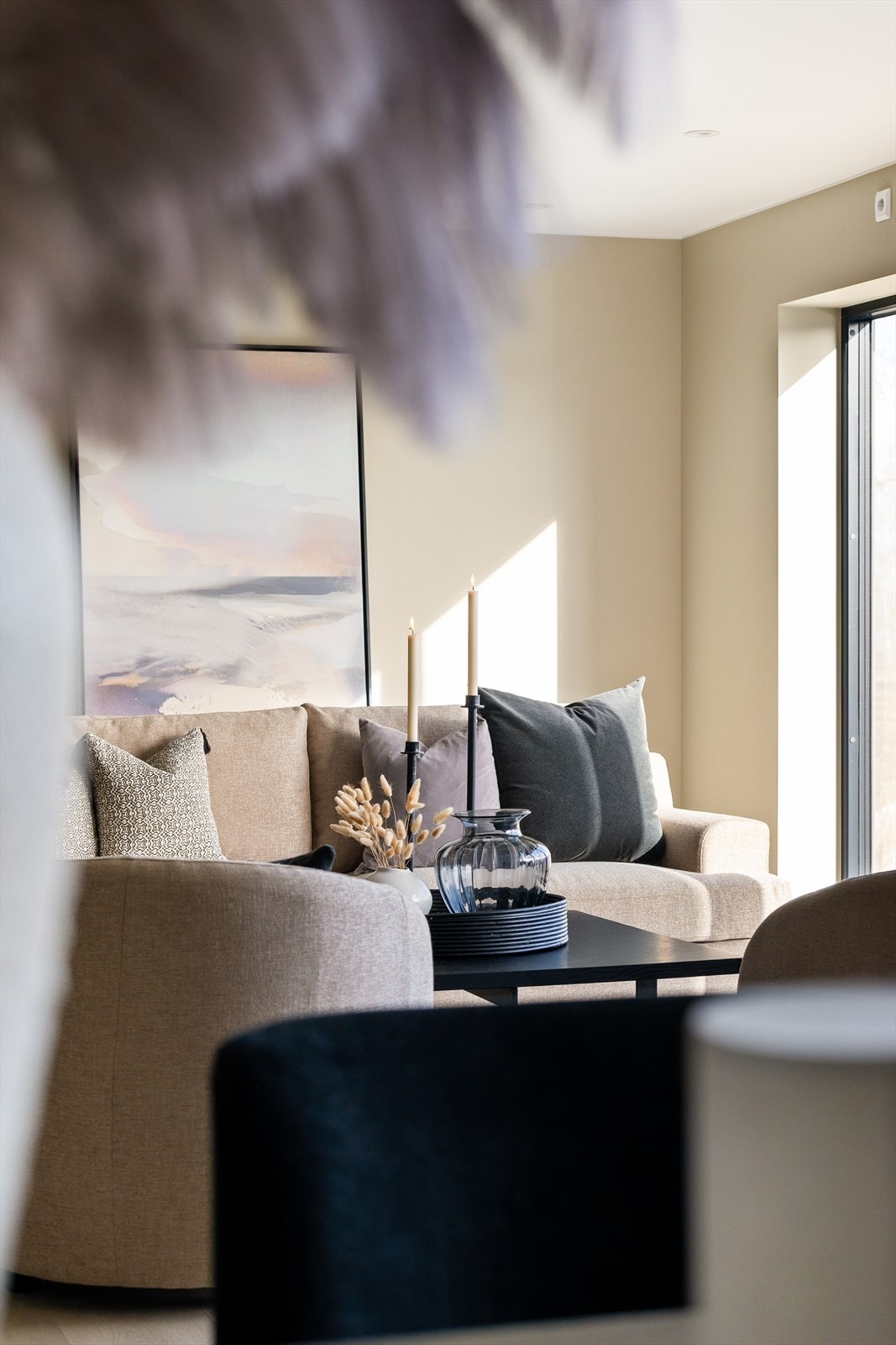 Detalj fra stuen som viser smakfull innredning i moderne stil. Galleribilde