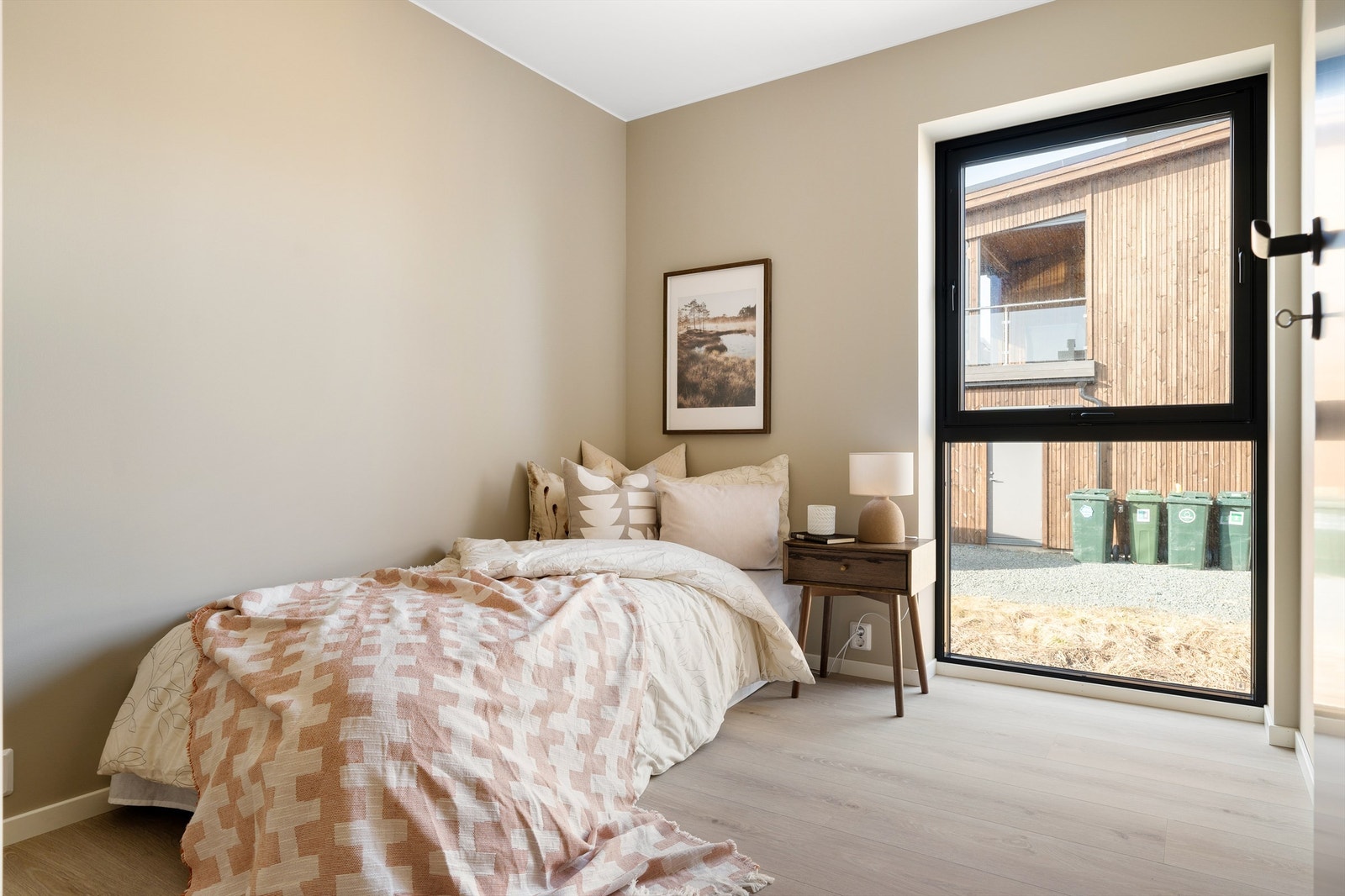 I loftetasjen finner vi to soverom med naturlig lys. Galleribilde