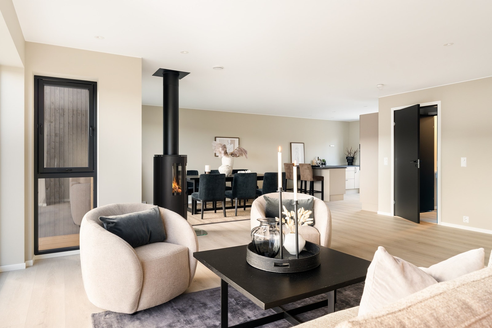 Den åpne stue og kjøkkenløsningen er lys og innbydende. Galleribilde