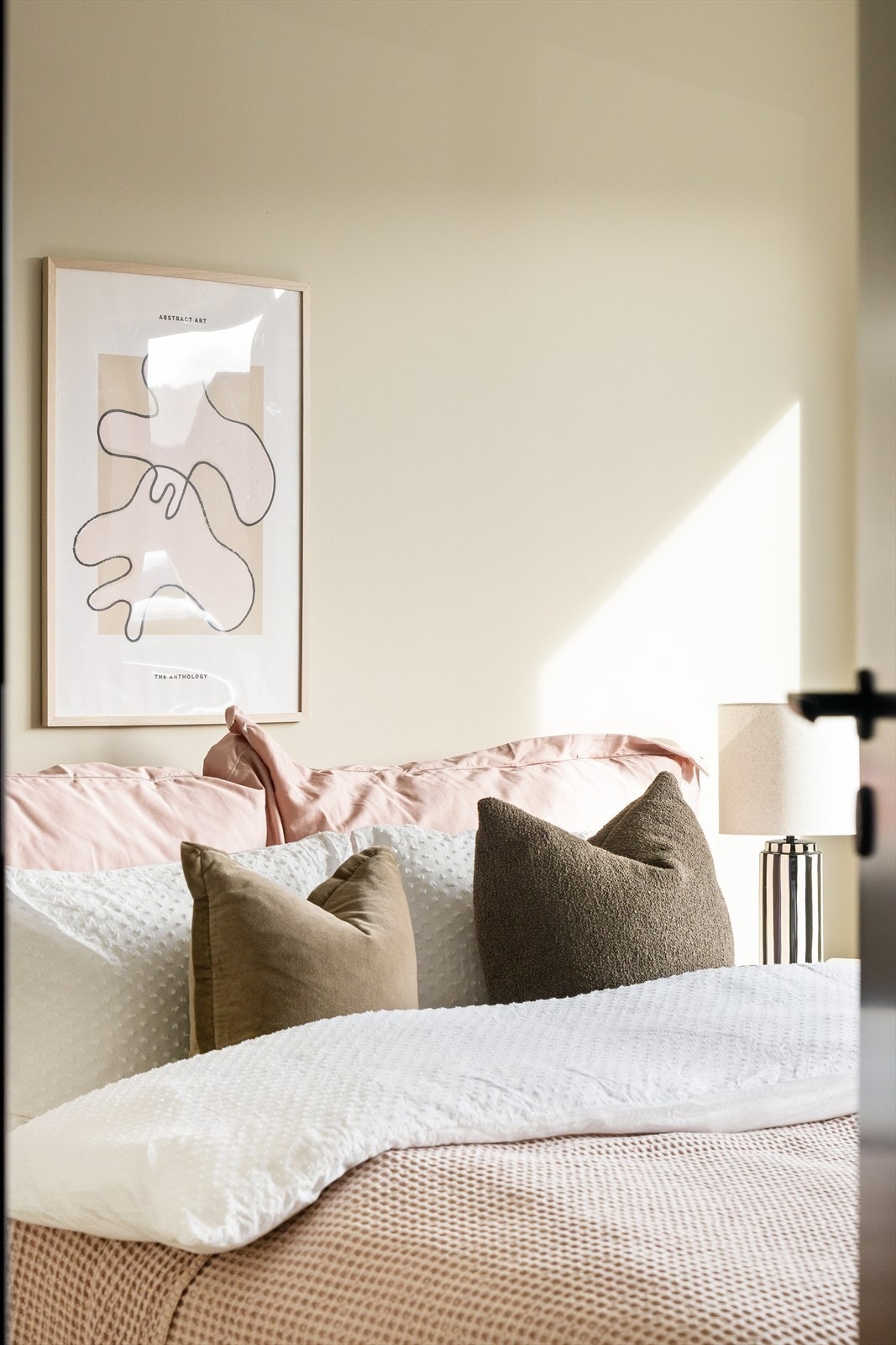 Detaljbilde fra soverommet viser sine lyse farger og god atmosfære. Galleribilde