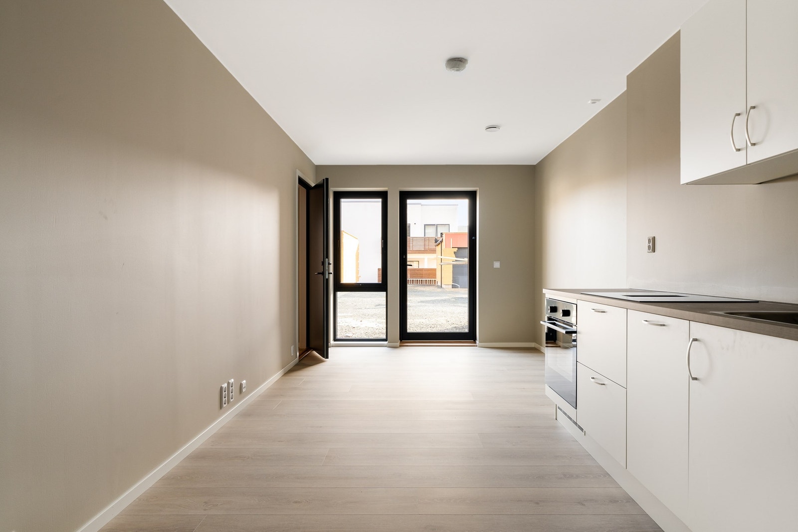 Hybelleilighet har egen inngang i første etasje. Estimert leieinntekt på 7.900,- per mnd. Galleribilde