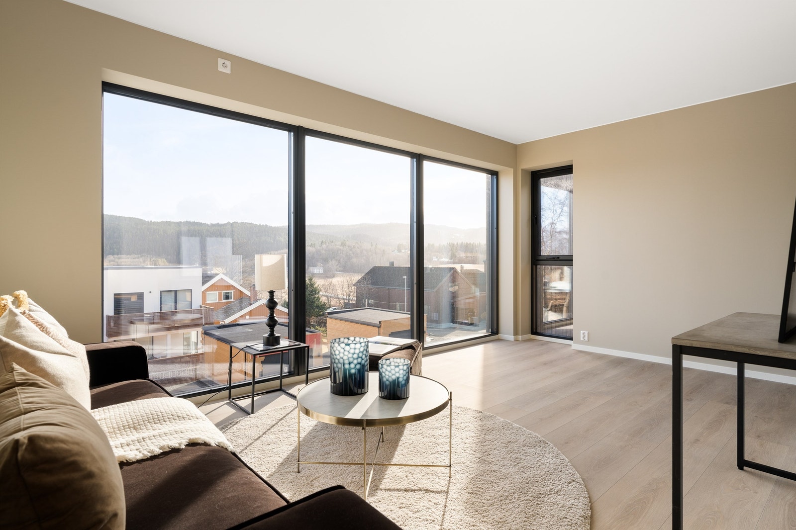 Loftstuen i overetasjen har store vinduer som slipper inn mye lys og gir utsikt over nærområdet. Galleribilde