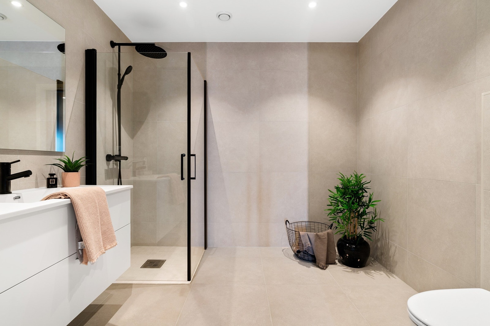 Stilrent bad med gulvvarme og moderne løsninger. Galleribilde