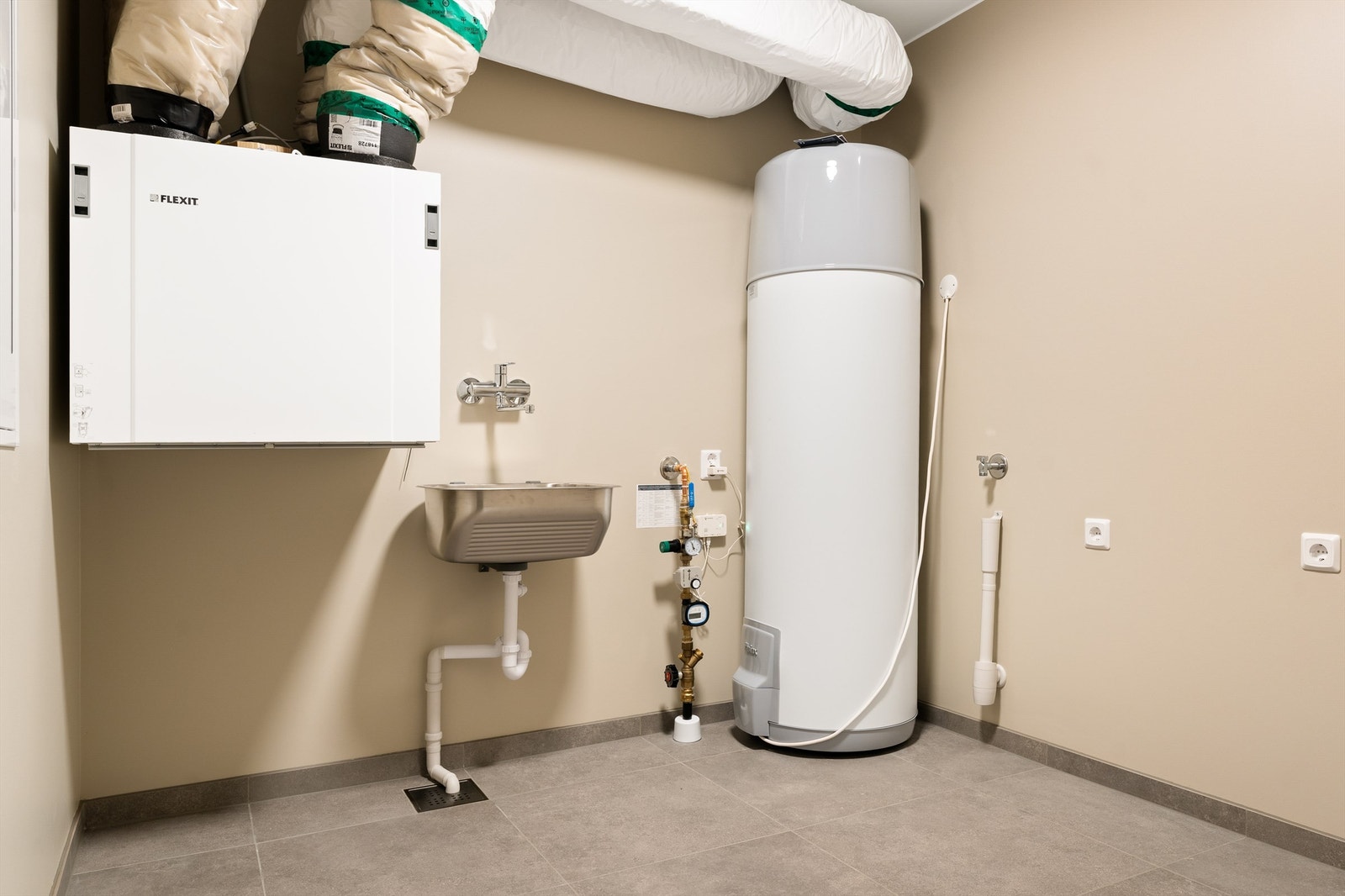 Vaskerom/teknisk rom er utstyrt med varmekabler og opplegg for vaskemaskin. Galleribilde