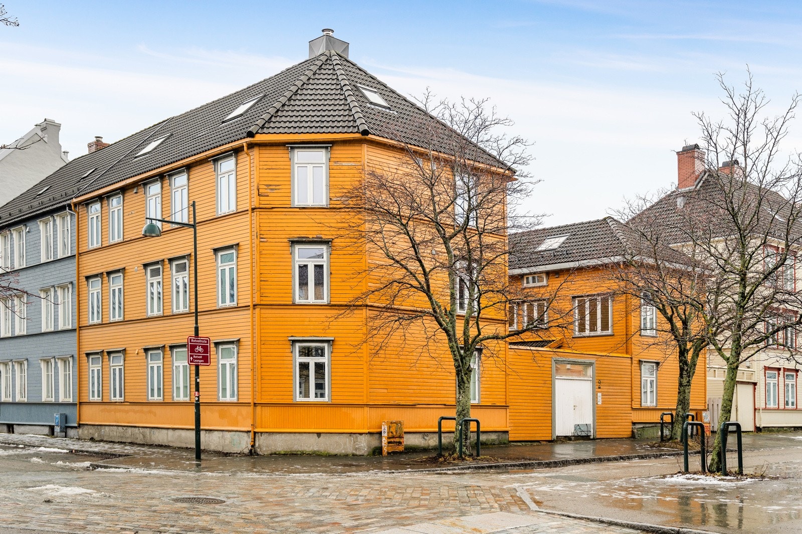 Leiligheten ligger i hovedgårdens 2. etasje og inneholder en romslig gang, 2 soverom, stue- og kjøkken, samt et flislagt baderom. Galleribilde