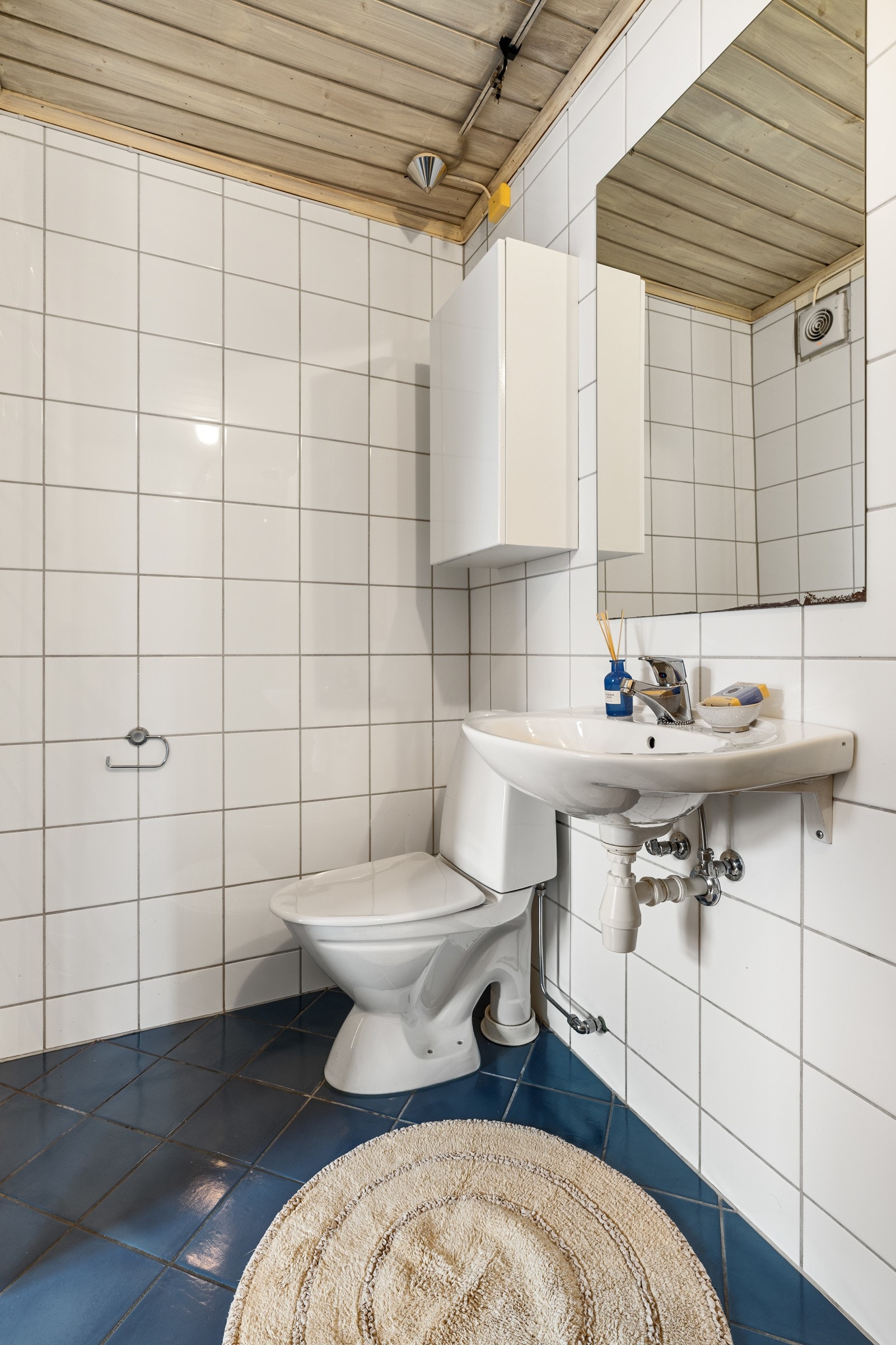 Badet er innredet med servant, skapplass, toalett, opplegg for vaskemaskin og dusjkabinett fra 2024. Galleribilde