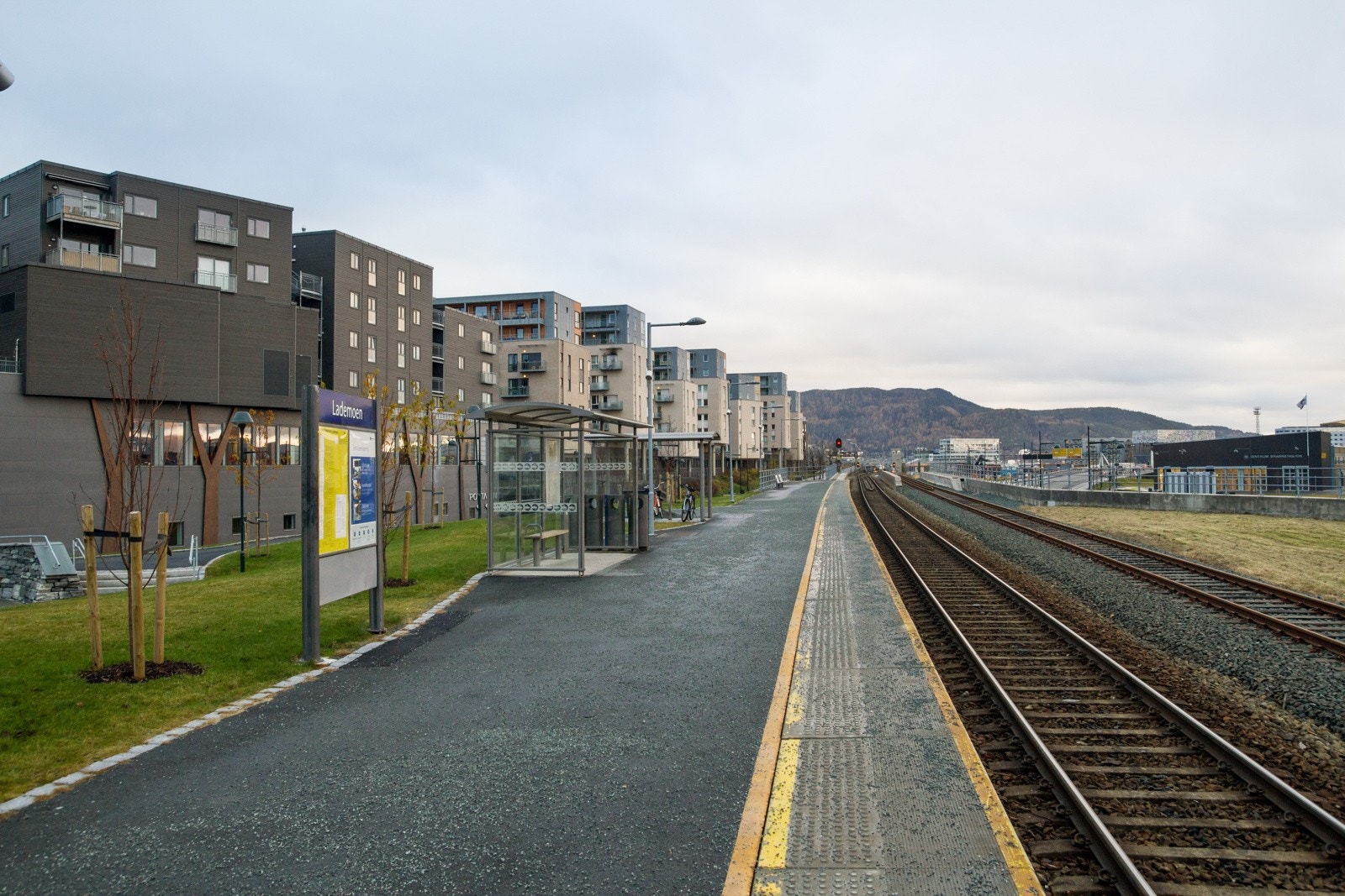 Lademoen togstasjon ligger noen minutters gange fra leiligheten og har togavganger i både nord- og sørgående retning. Galleribilde