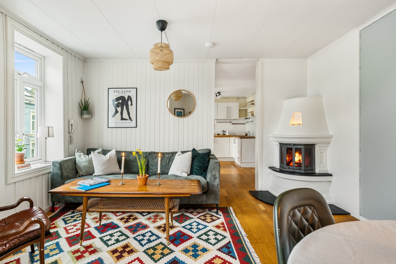 De lyse frontene kombineres fint med det naturlige innlyset man får fra stuens vindusflater og skaper en innbydende atmosfære til rommet. Galleribilde