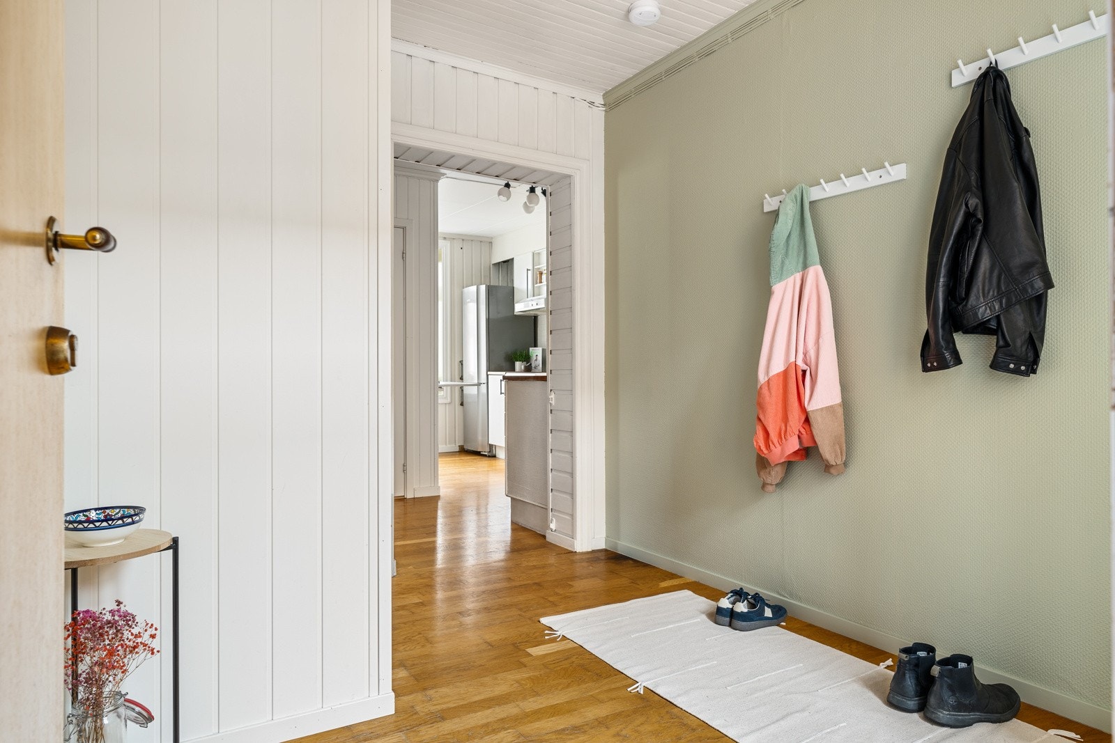 I tilknytning til entréen er det en liten bod for ekstra oppbevaringsplass. Galleribilde