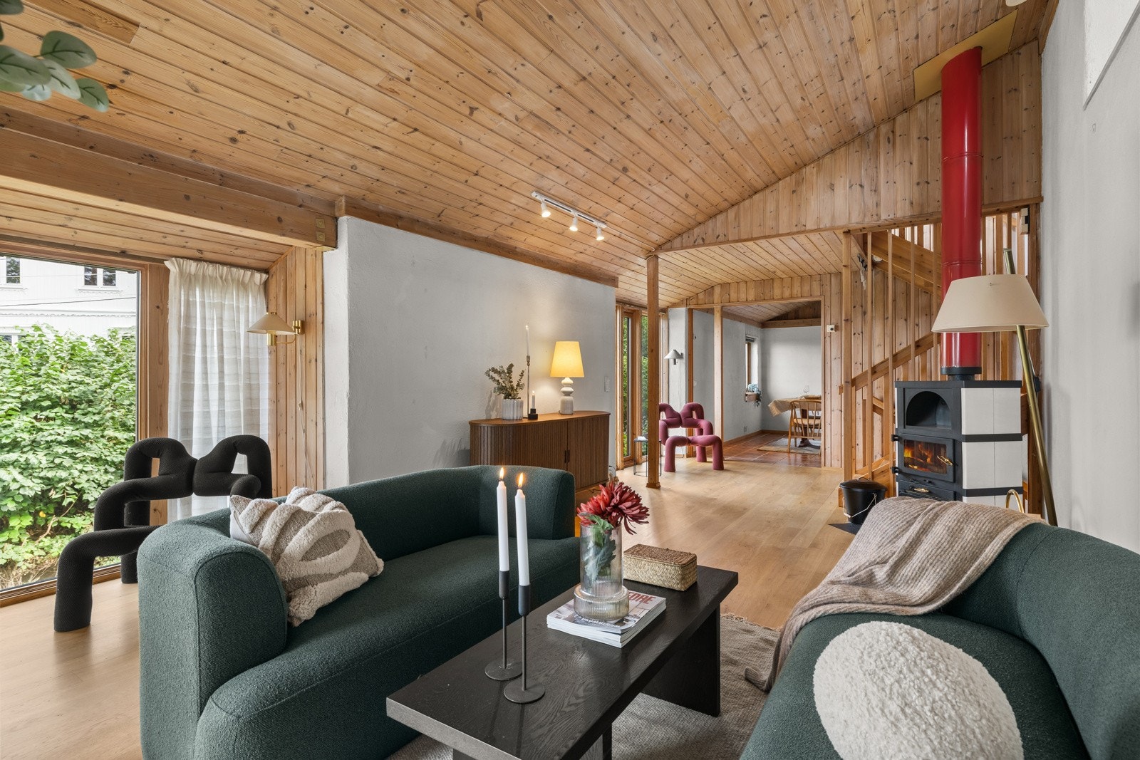 Den åpne og romslige stuen gir fleksibilitet til å innrede både lounge- og TV-sone. Et sosialt og velfungerende rom med naturlige overflater. Galleribilde