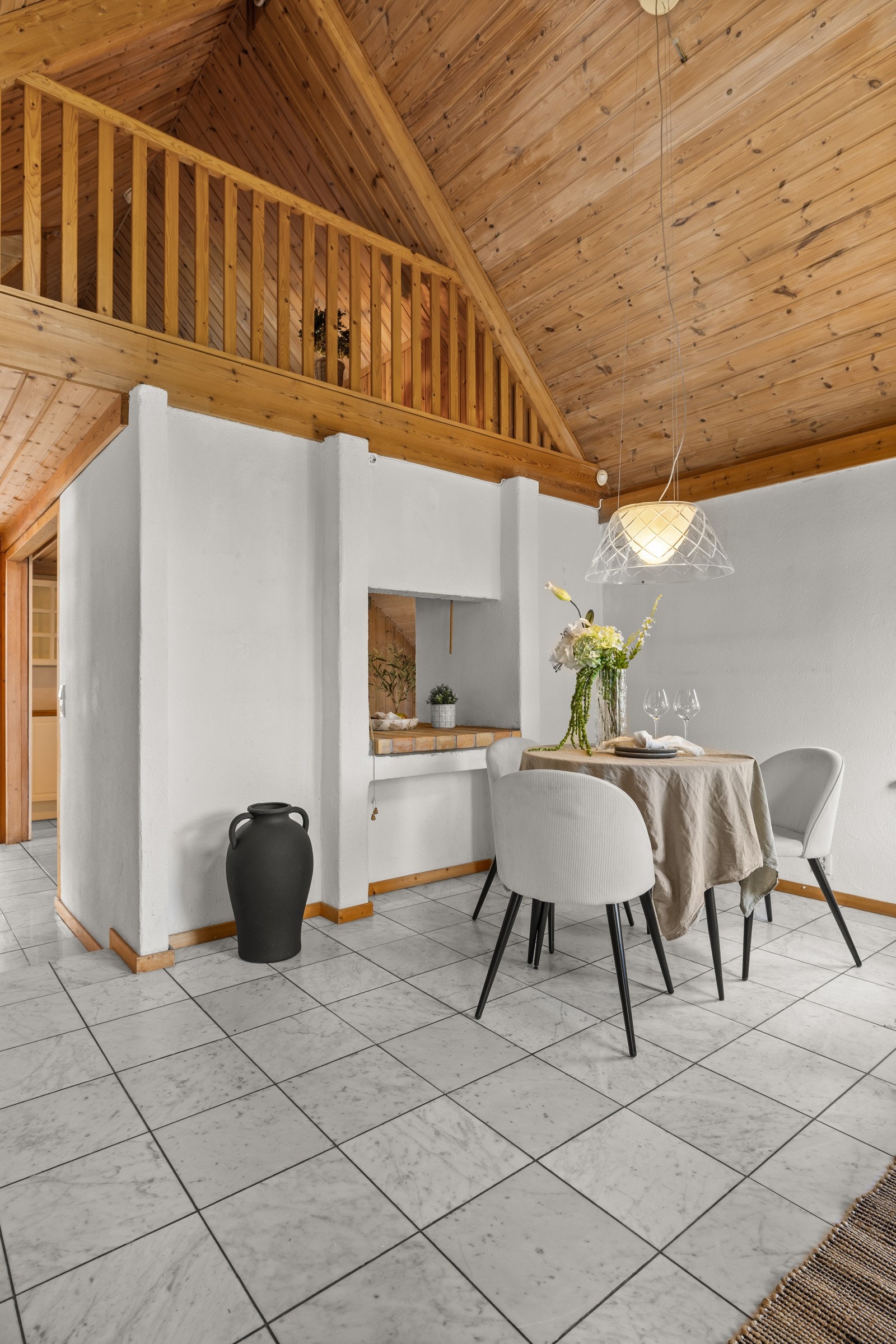 Rommet har god plass til et større spisebord med tilhørende stoler, og egner seg utmerket til både hverdagsmiddager og sosiale sammenkomster. Galleribilde