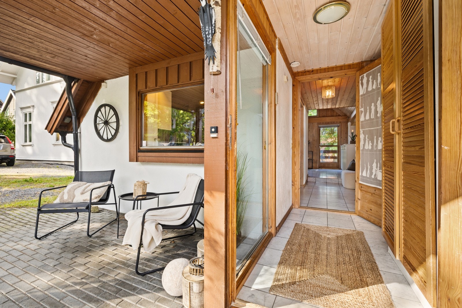 Entréen i første etasje har god plass til yttertøy og sko. Store vindusflater og glassfelt ved døren slipper inn naturlig lys og gir et lyst og innbydende førsteinntrykk. Galleribilde