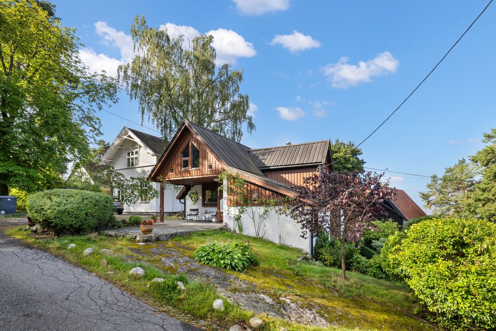 Boligen ligger høyt, fritt og trafikkskjermet til, med en fantastisk fjordutsikt som gir en følelse av å være langt fra byens kjas og mas, samtidig som Oslo sentrum er bare minutter unna. Galleribilde
