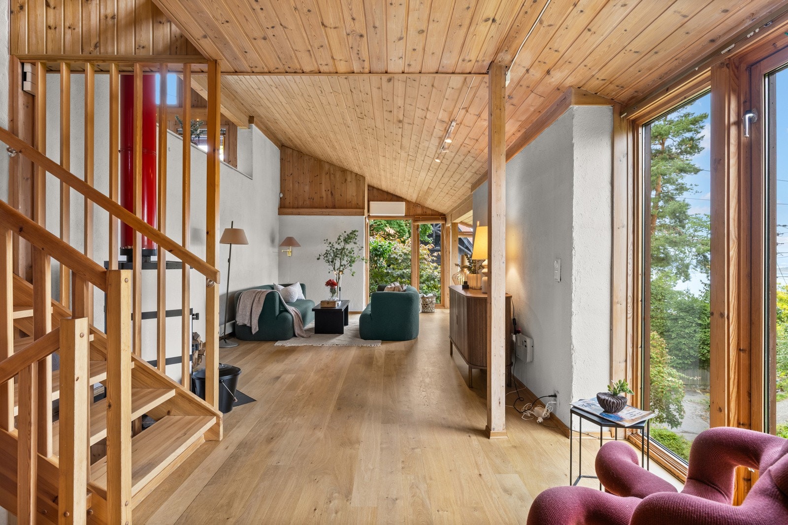 Boligen går over flere halvplan, noe som gir en spennende og dynamisk romfølelse. Halvplansløsningen skaper naturlige soner for opphold, arbeid og hvile - samtidig som det gir boligen en arkitektonisk særpreg og god flyt mellom etasjene. Galleribilde