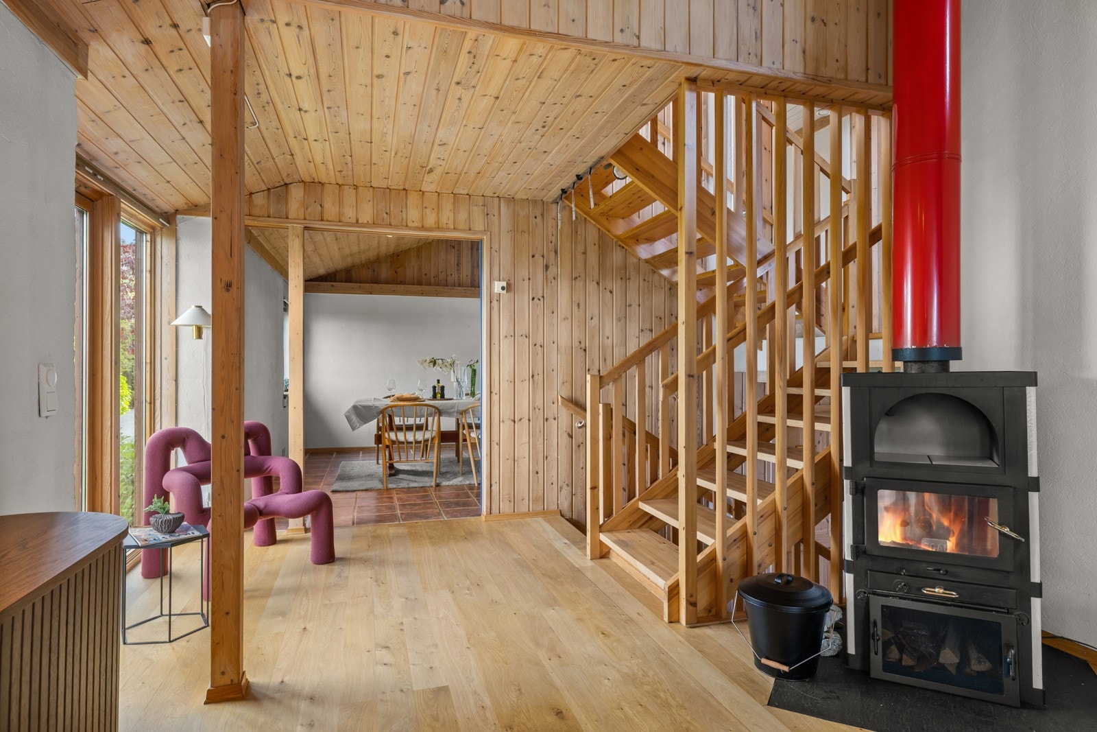 Peisen gir ekstra varme og hygge på kjølige dager, mens treverket skaper en lun og innbydende atmosfære. Galleribilde