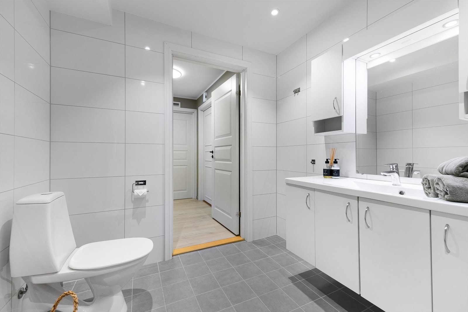 Varme i gulv og spotter i tak. Galleribilde