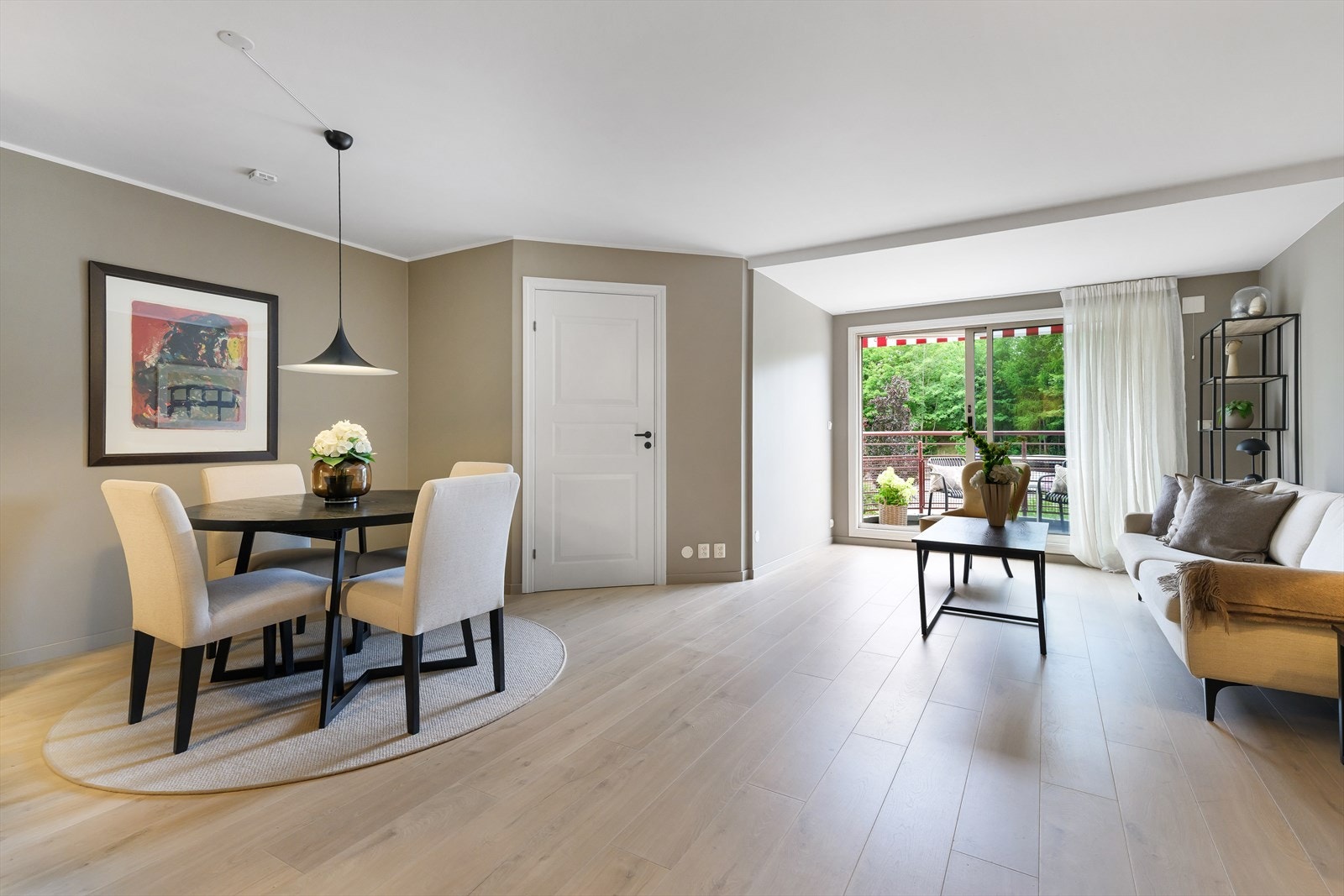 God plass for spisestue i stuen . Galleribilde