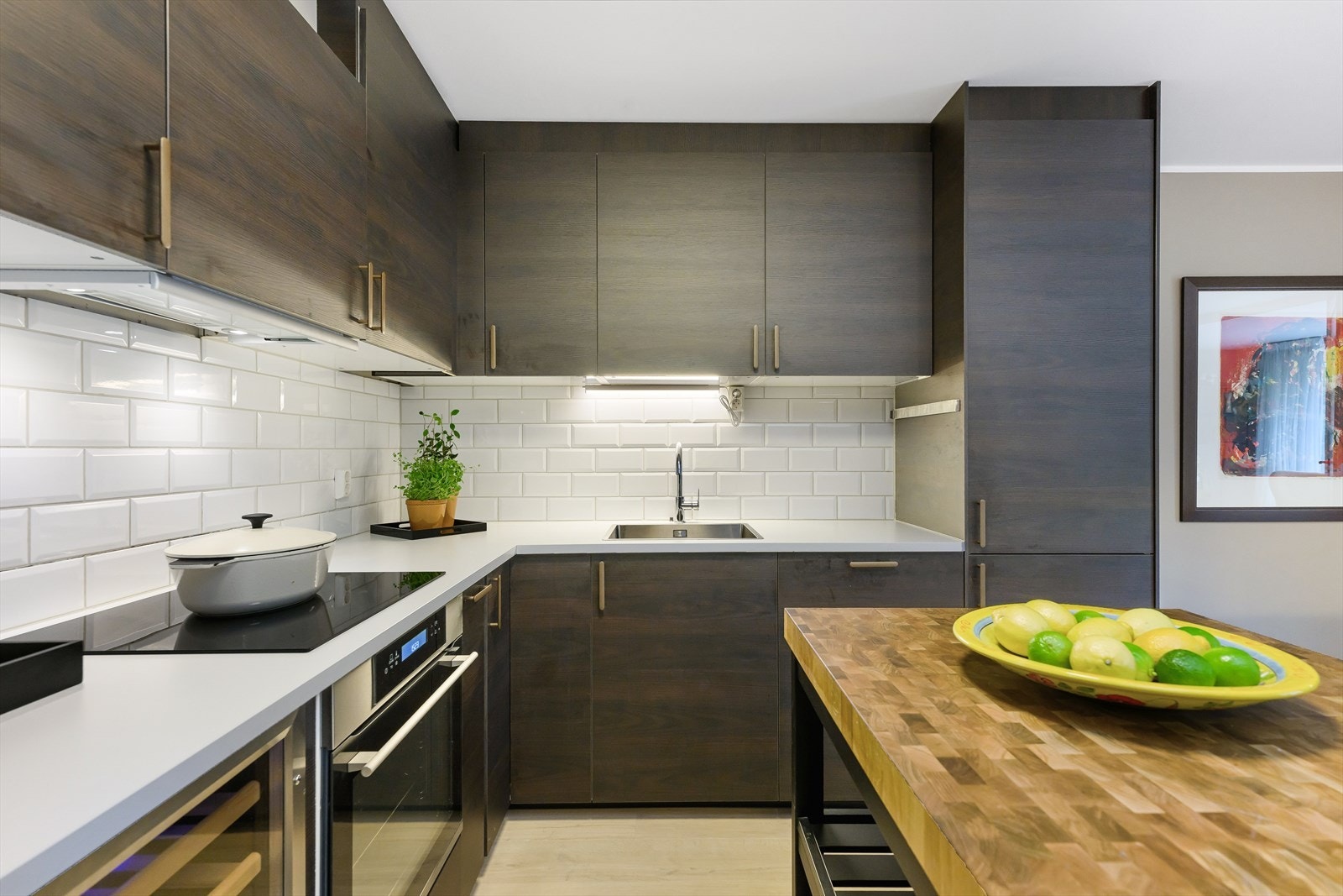 God benkeflate med ekstra arbeidsplass på praktisk kjøkkenøy. Galleribilde