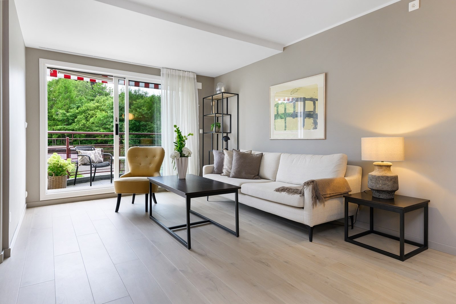 Utgang til solrik direkte fra stuen via skyvedør. Galleribilde