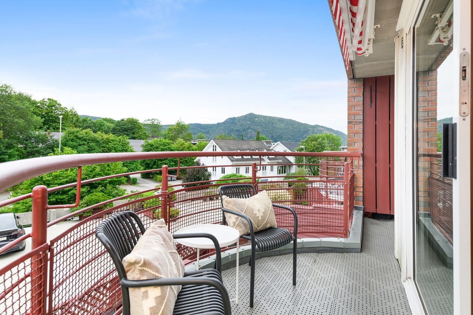 Solrik balkong med flott utsikt. Praktisk terrassemarkise. Galleribilde