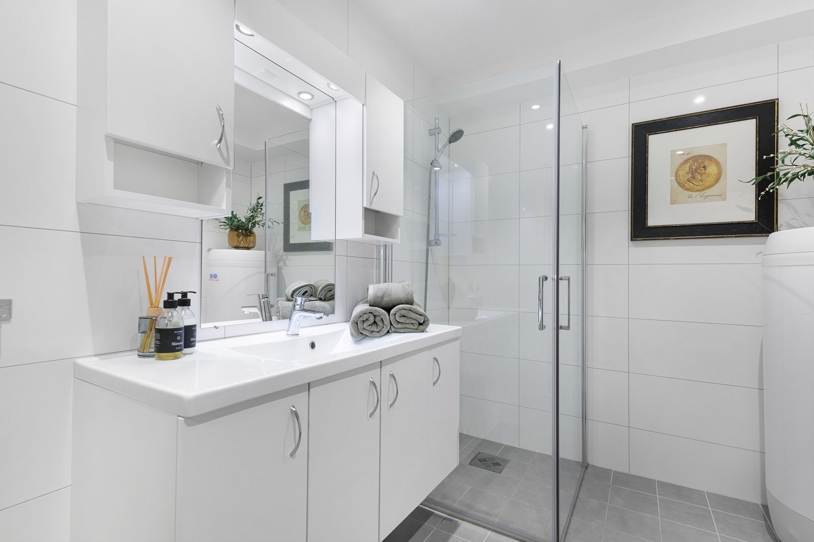 Flislagt bad renovert i 2018, dusj med svingbare dører. Galleribilde