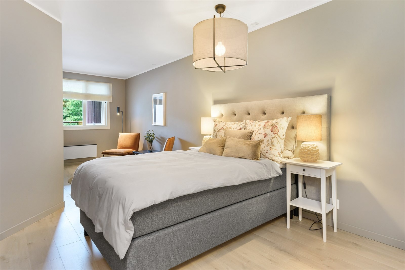 Stort hovedsoverom med plass for hjemmekontor. Galleribilde