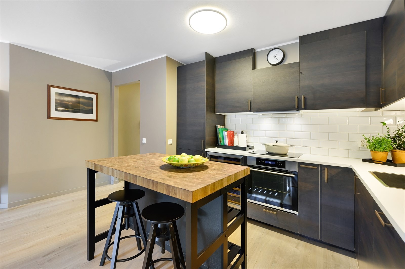 Velutstyrt kjøkken med integrerte hvitevarer. Galleribilde