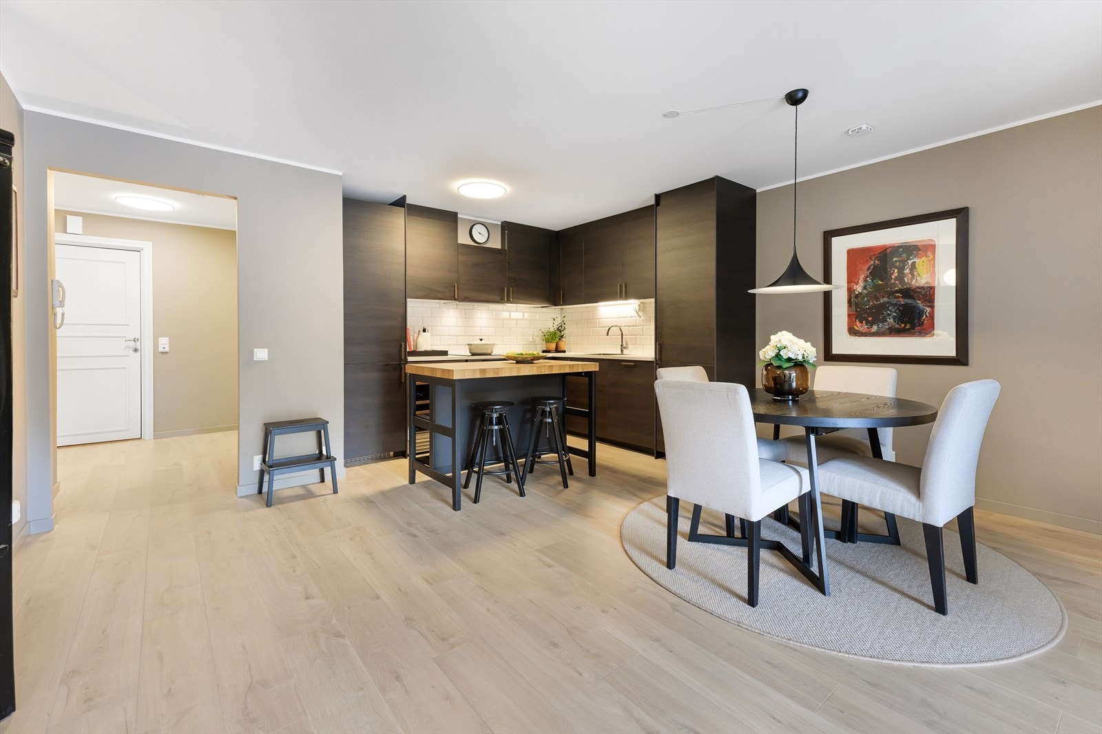 Lekkert åpent kjøkken med ny innredning i 2022. Galleribilde