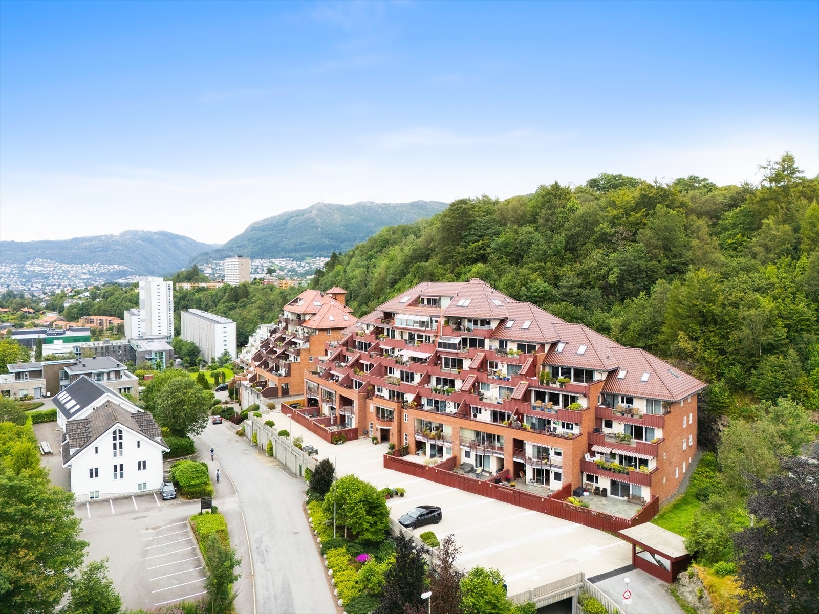 God med gjesteparkering ved inngangen. Galleribilde