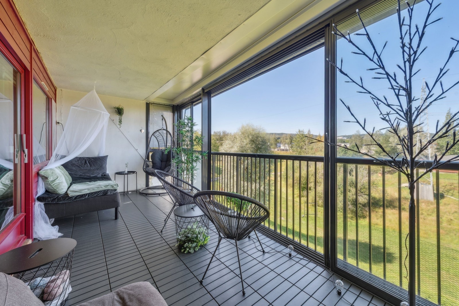 Fra stuen er det skyvedør ut til en flott, innglasset balkong på hele 14 kvm. Galleribilde