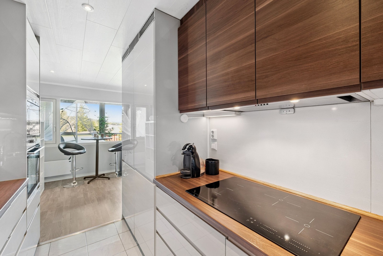 Kjøkkenet ble pusset opp av forrige eier i 2018. Galleribilde