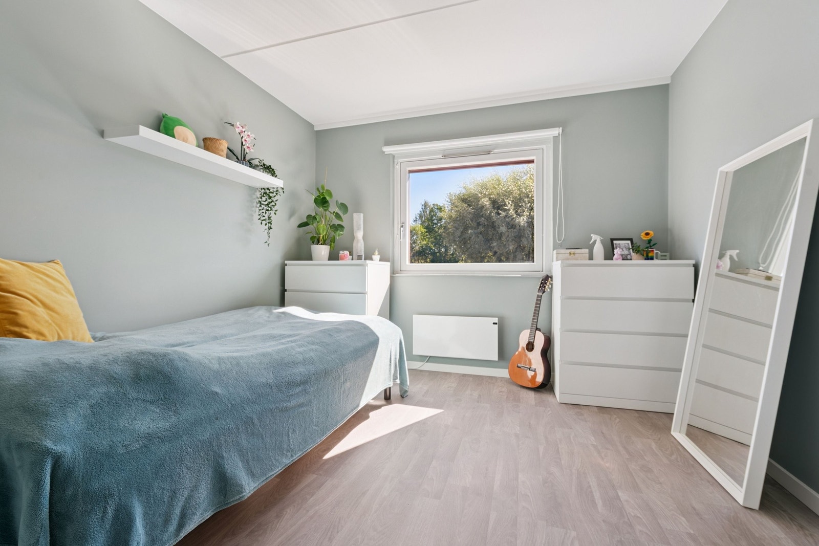 Soverom 3 er malt i Soft teal , og har ett garderobeskap. Galleribilde