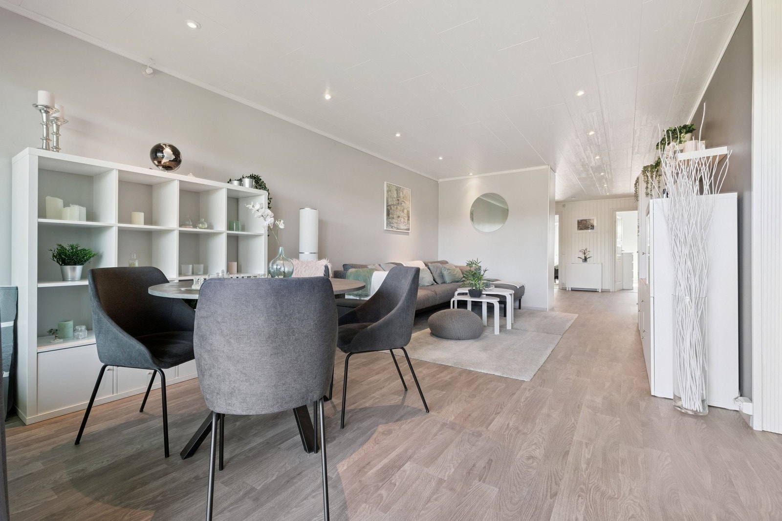 Stuen har flere soner og gode møbleringsmuligheter. Galleribilde