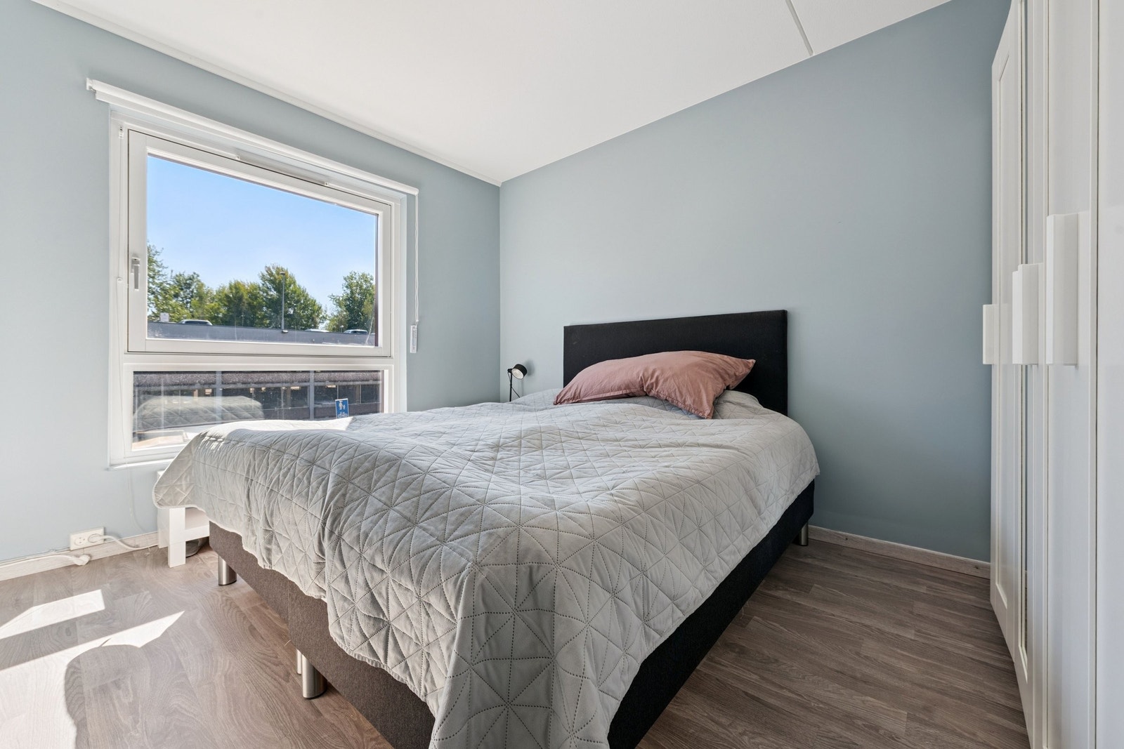 Alle de tre soverommene er av god størrelse. Soverom 1 er malt i fargen Dusky blue og har garderobeskap langs den ene veggen. Galleribilde