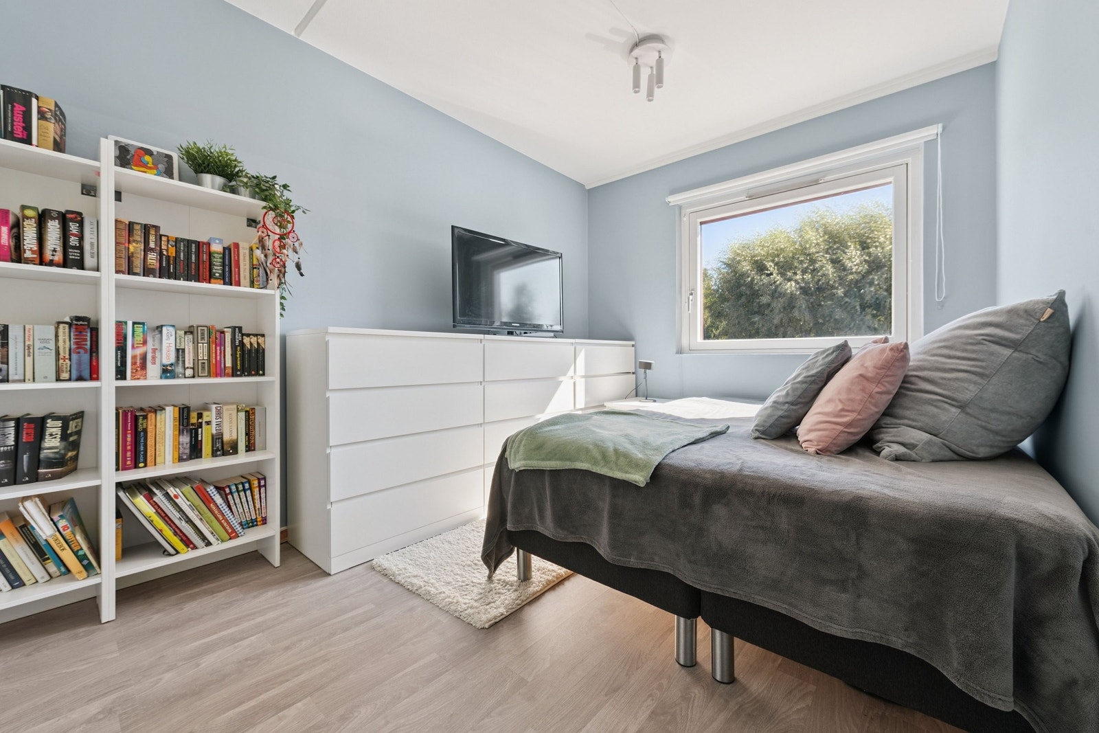 Soverom 2 er malt i den samme behagelige blåfargen, og har to bokhyller. Galleribilde