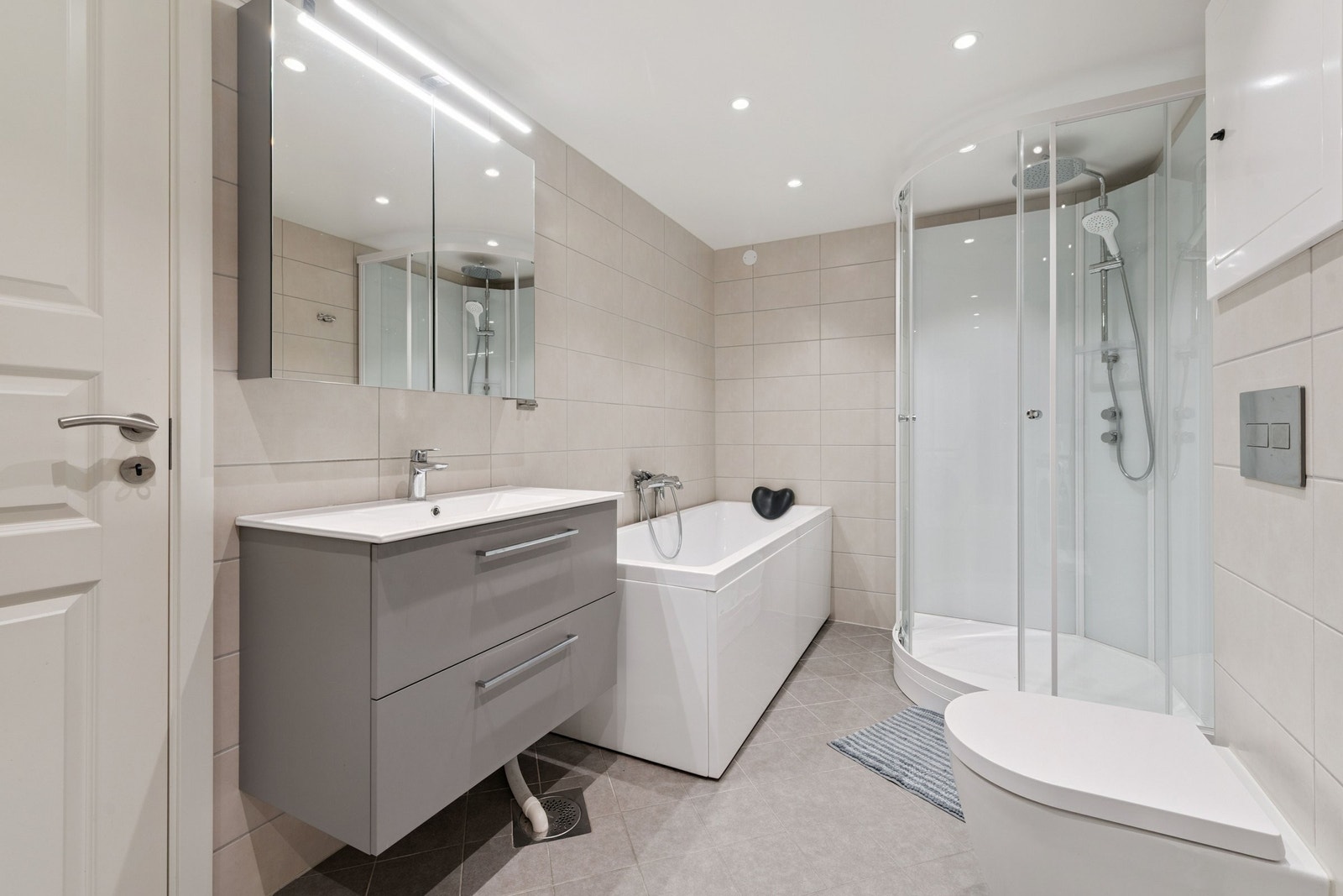 Stort bad, som ble totalrenovert i 2022, med badekar og dusjkabinett (100x100cm) fra 2024. Galleribilde