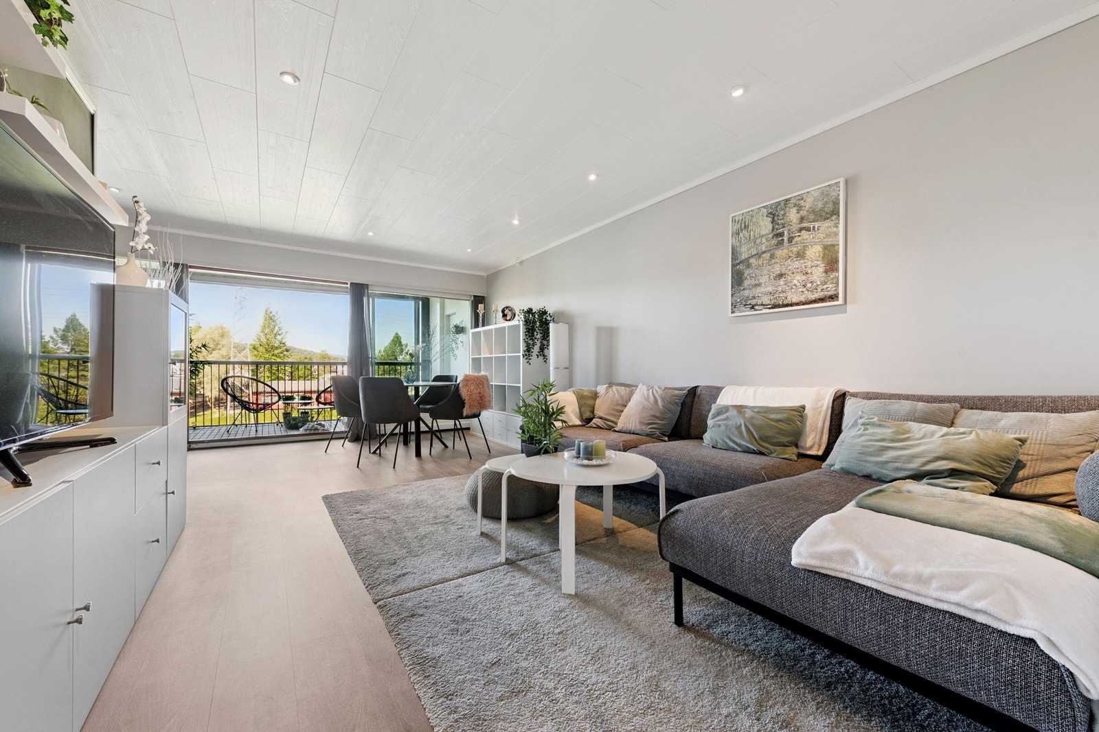 Lys og pen stue, med store vindusflater. Galleribilde