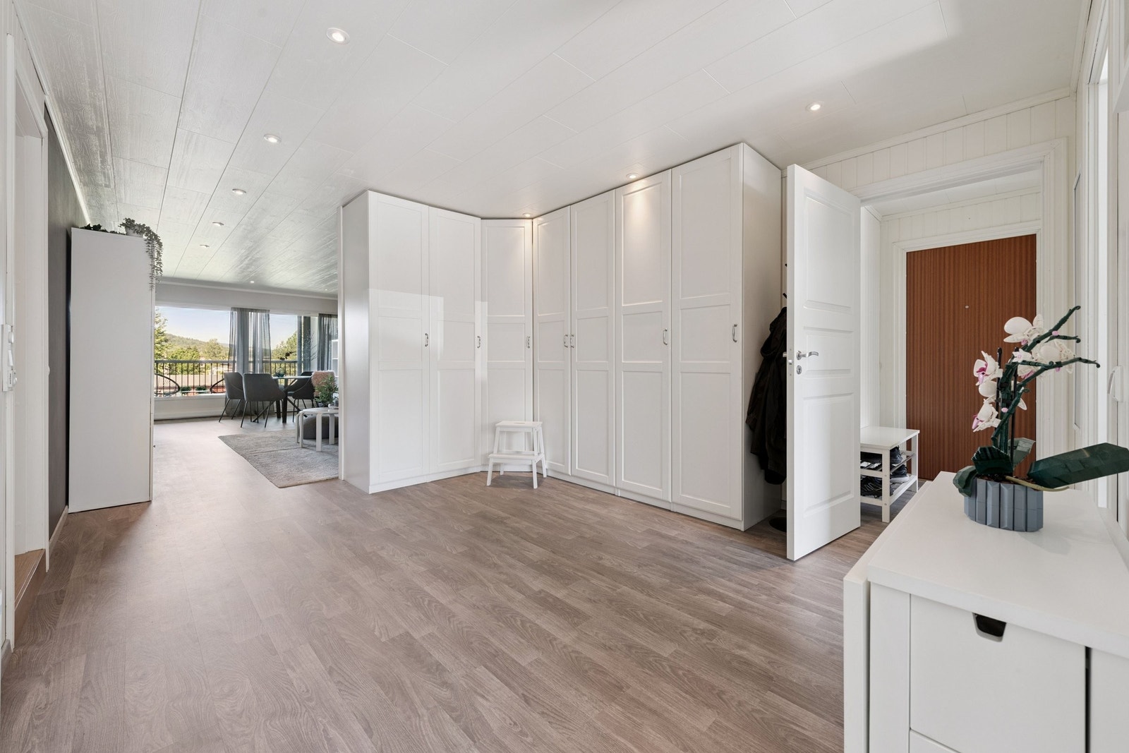 Meget romslig gang, med store garderobeskap. Galleribilde