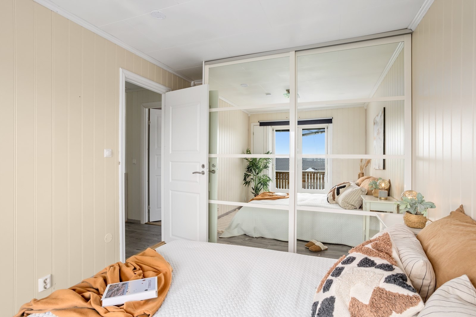 Skyvedørsgarderobe på soverommet Galleribilde