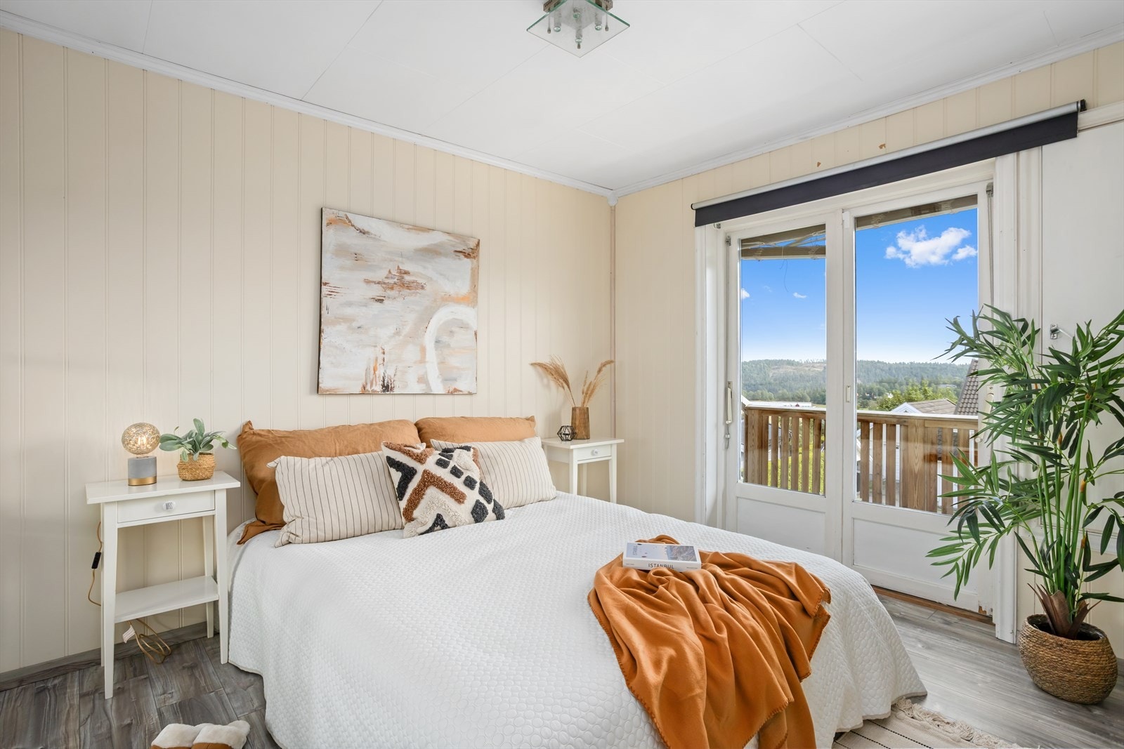 Soverommet i hovedetasjen med dør ut til balkong Galleribilde